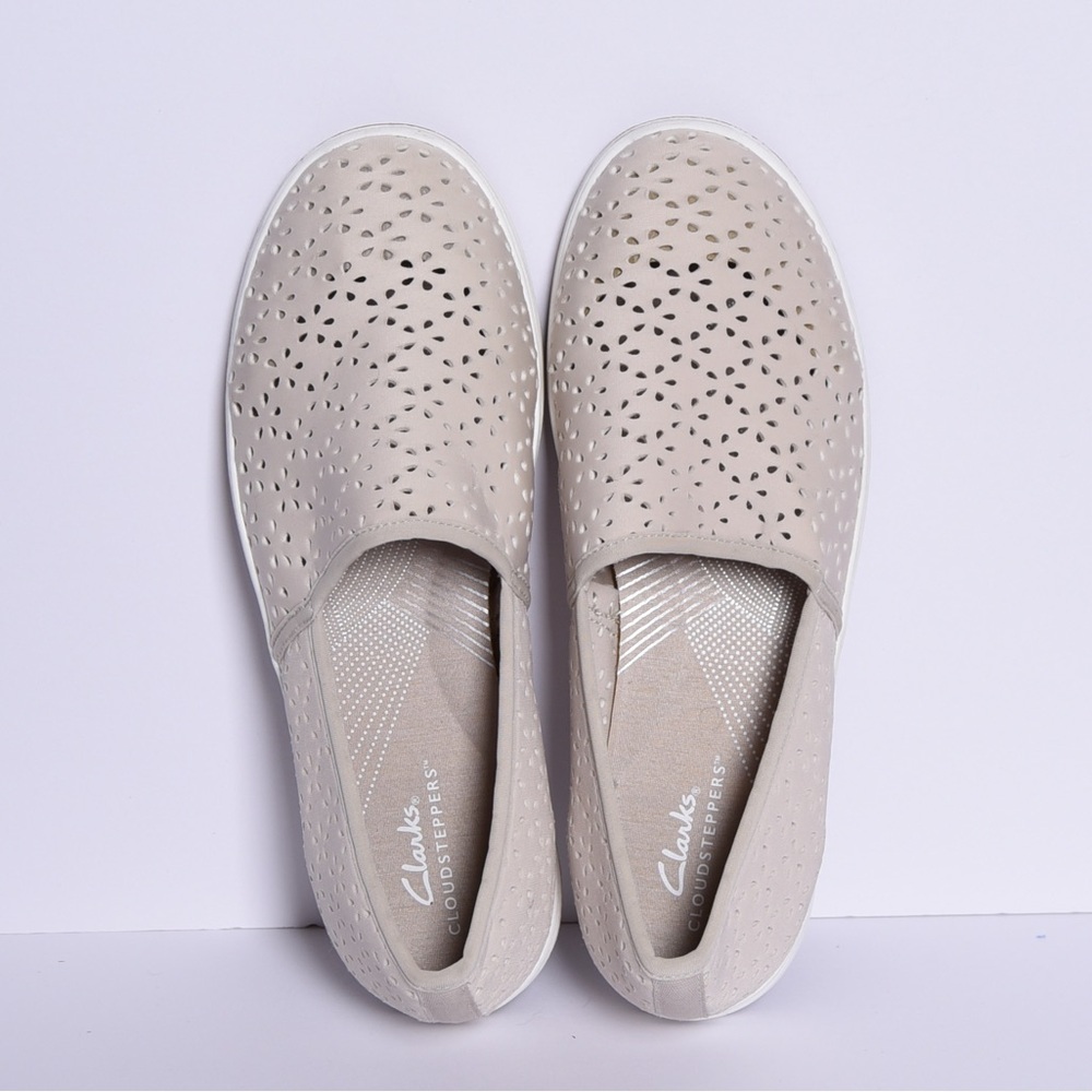 Clark's women's slip on shoes taupe size 8W with floral laser cut‎ detail - Picture 6 of 8